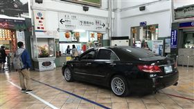 男子開車直闖火車站大廳，民眾傻眼直呼「趕火車趕成這樣？」（圖／翻攝畫面）