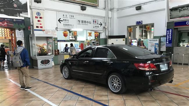 男開車直闖車站大廳　網：這是直達車