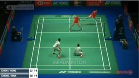 全英羽球公開賽開打，戴資穎在首戰打敗對手後，我國男雙組合廖敏竣／蘇敬恒逆轉勝，連2勝（22：20、22：20）擊敗「世界冠軍」雙打劉成／張楠，亮眼表現驚艷全場，不過陸媒以「不太適應羽聯的新發球規則有關」報導，似乎在替劉成、張楠找理由。
▲圖／翻攝自MBADMINTON NET YouTube