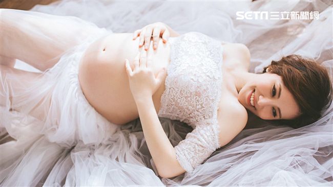 挺孕肚拍寫真！女主播「想脫」賣性感