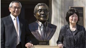 2010年諾貝爾化學獎得主、美國普渡大學日裔教授根岸英一（Ei-ichi Negishi）的妻子根岸堇（Sumire Negishi），13日被發現陳屍在垃圾掩埋場，而根岸英一當時在垃圾掩埋場附近步行。警方認為這不是謀殺，但不願意討論驗屍結果。（圖／翻攝自Edmonton Sun）