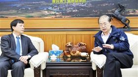2014年中鋼公司執行副總經理林弘男（左）與金門縣長李沃士見面，交換金門水資源處理意見。（圖／翻攝自金門日報）