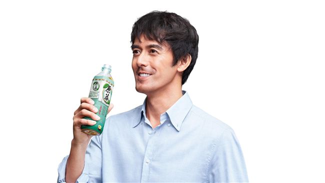夏日飲料開戰！阿部寬加持兩飲品搶市