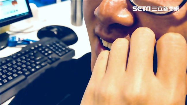 牙周病當火氣大！年輕男齒槽骨剩一成