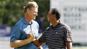 ▲老虎伍茲（右）和其「死對頭」Ernie Els（左）。（圖／美聯社／達志影像）