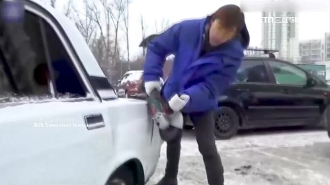 不滿歪車！戰鬥民族出動電鋸喬車位