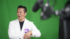 答題贈獎直播節目Up答人秀14日晚間首次開播，請來藝人徐乃麟擔任出題主持人。