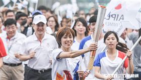 台北世大運聖火返台駐火儀式，陳詩欣領跑將聖火傳遞給台北市長柯文哲　圖／記者林敬旻攝
