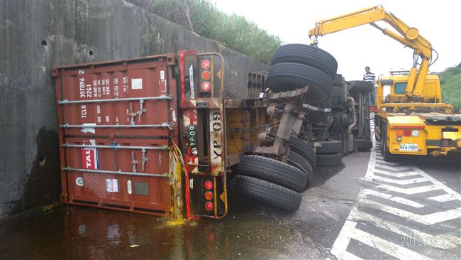 貨櫃車重心不穩翻覆　葵花油灑滿路面
