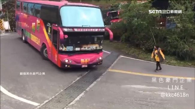 遊覽車底盤太低　卡在路口進退兩難