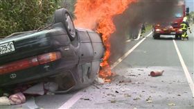 8旬翁飆速翻車起火　整排路樹遭撞斷（圖／翻攝自汽車碰撞道路實測臉書）
https://www.facebook.com/RealCAP2017/photos/pcb.1744641098908283/1744649288907464/?type=3&theater