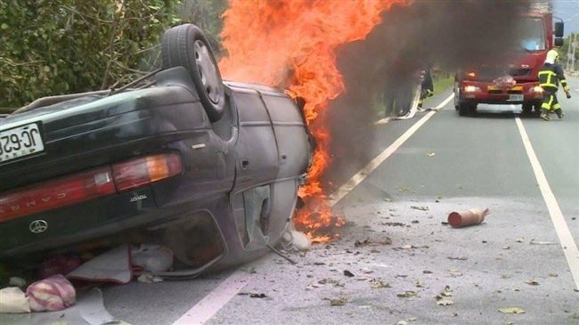 8旬翁飆速翻車起火　整排路樹遭撞斷