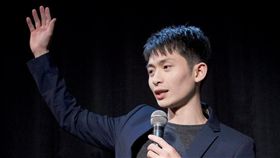 鋼鋼　翻攝粉絲團　Stand up, Brian！ 博恩站起來！