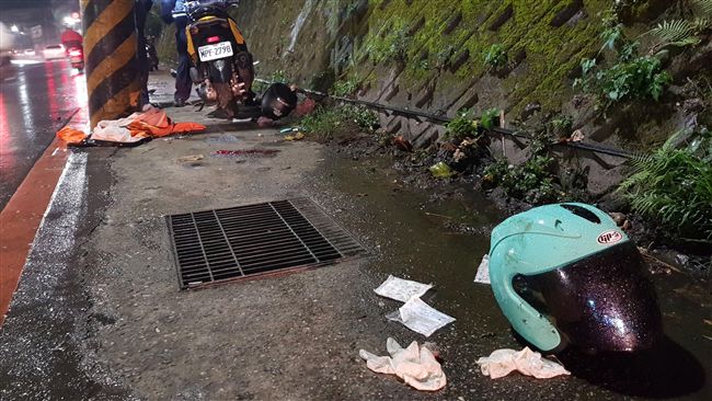 新北女大生騎車雙載摔車　1死1傷　