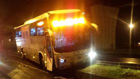 國光客運宜蘭自撞分隔島　人員皆平安宜蘭縣消防局表示，15日晚間近10時獲報，一輛從台北開往宜蘭的國光客運在宜蘭市雪隧路上自撞分隔島，車內乘客及駕駛皆平安；車禍原因仍待調查。（宜蘭縣消防局提供）中央社記者沈如峰宜蘭縣傳真　107年3月15日