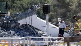 佛羅里達國際大學（Florida International University, FIU）一座全新的行人天橋午後突傳倒榻（圖／美聯社／達志影像）