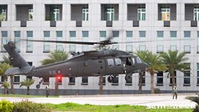 黑鷹直升機降落國防部 軍聞社提供
