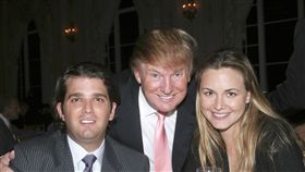 唐納川普（Donald Trump，圖中）與長子小唐納川普（Donald Trump Jr，圖左）、長媳凡妮莎川普（Vanessa Trump，圖右）。（圖／美聯社／達志影像）