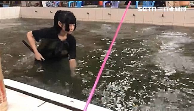 網紅PO網怨蝦池內沒蝦！但池內有她