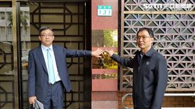中華民國鐵人三項協會理事長劉玉峰，在律師鄭森元陪同下，前往台北地檢署提出告訴。翻攝照片