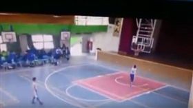 台中市2支小學籃球隊打假球_爆料公社YT
https://www.youtube.com/watch?time_continue=9&v=REKiWzM4hRc