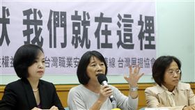 打破沉默　黃淑英訴說性騷擾事件　台灣女人連線等團體15日在台大校友會館舉行「#Me too　打破沉默，我們就在這裡」記者會，台灣女人連線常務理事黃淑英（中）訴說自己遭受性騷擾的經驗。中央社記者鄭傑文攝　107年3月15日