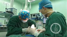 大陸一名嬰兒毛毛出生不久後，消化道就出了問題，在醫院接受臨終關懷治療，但一名朱姓醫師沒有放棄，將嬰兒的病情和相關檢查圖片po在他的好友圈，沒想到因為這個舉動，成功救回毛毛的性命。（圖／翻攝自網易新聞）