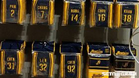 中信兄弟商品部，14和32周邊商品已恢復上架。（圖／記者王怡翔攝）