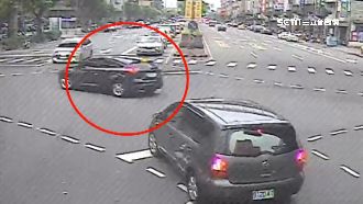 為搶快直衝天橋　兩車都違規車頭毀