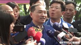 新北市議員金瑞龍對著侯友宜的臉吹氣