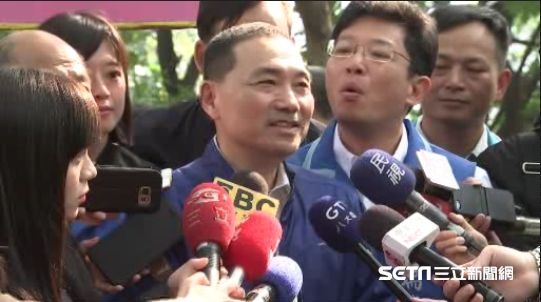 侯友宜爬山受訪　議員對他的臉猛吹氣