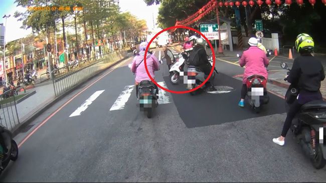 騎士群衝斑馬線　警肉身擋車護老奶奶
