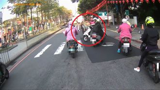騎士群衝斑馬線　警肉身擋車護老奶奶