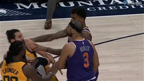 Ricky Rubio遭Marquese Chriss推倒在地（圖／翻攝自YouTube）