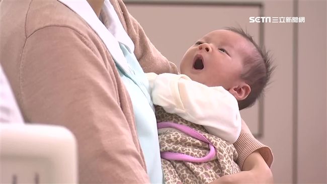 吊點滴仍帶嬰兒看診　醫：這就是母親