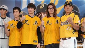 宇宙人為中信兄弟跨刀製作主題曲。（圖／記者王怡翔攝）