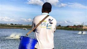 一名漁二代放棄百萬年薪的工程師工作，返鄉從事養殖業，14日他在臉書粉絲團《過路一尾鮮》po出催淚徵婚大告白，道盡了傳統產驗的辛苦與無奈，不少友看到後，紛紛被他的文筆感動，不過仍有網友亂入「我要訂魚」。（圖／翻攝自臉書過路一尾鮮）