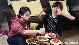 台灣癌症基金會調查顯示，有47.9%患腸瘜上班族有吃消夜習慣，用餐時間也不固定。（示意圖／台灣癌症基金會提供）