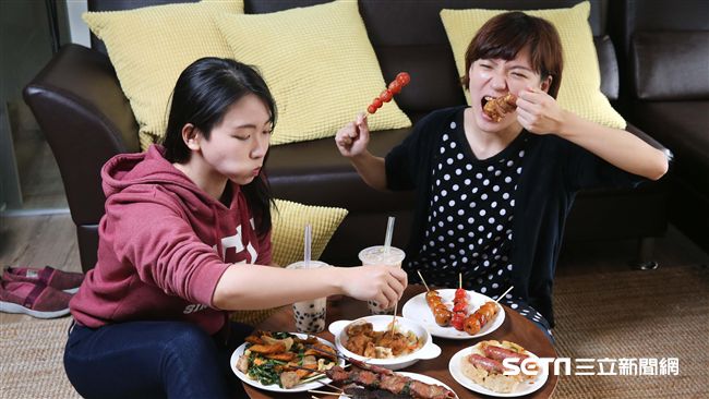 台灣癌症基金會調查顯示，有47.9%患腸瘜上班族有吃消夜習慣，用餐時間也不固定。（示意圖／台灣癌症基金會提供）