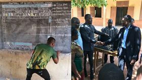 非洲超狂老師手繪Word教學　現在有真電腦用啦！
合成圖／翻攝自Owura Kwadwo Hottish FB
https://www.facebook.com/hottish.owura?hc_ref=ARQfdrGJ2_cE01duMCUoB2wNJPqqbDKiGQJzb0ZHEmhVS0p4OQheR7e_2Sb3YyZ8VYQ