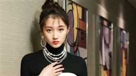 ▲關曉彤造型遭到網友狂酸。（圖／翻攝自微博）
