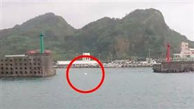 新北市,深澳港,車子,衝海,駕駛,命危,瑞芳