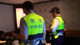 警方針對青少年容易聚集的網咖、夜店、KTV等場所執行臨檢。（圖／翻攝畫面）