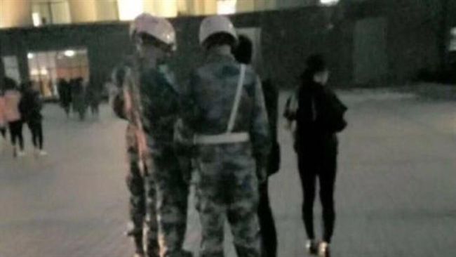 情侶在校抱抱被抓　學校：不文明交往