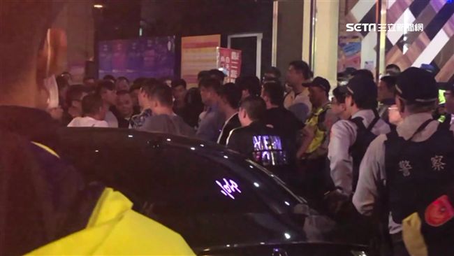 酒客夜唱大亂鬥　雙方撂人擠爆路口