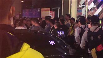 酒客夜唱大亂鬥　雙方撂人擠爆路口