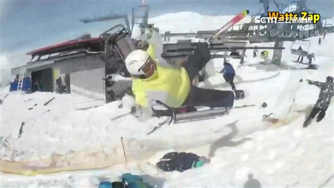 像被丟入脫水槽　滑雪客遭驚悚甩飛