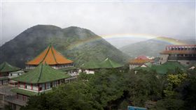 文大觀測時間最長彩虹　金氏世界紀錄認證中國文化大學於106年11月30日觀測到彩虹高掛陽明山達9小時，獲得金氏世界紀錄認證，將於17日舉行授證典禮。（文化大學提供）中央社記者陳至中台北傳真　107年3月16日