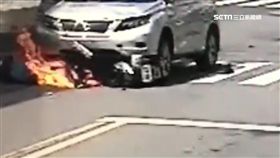 騎士撞車滑行 轟!民眾從火焰中救出他