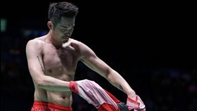 ▲林丹賽後脫衣秀出結實肌肉。（圖／翻攝自網路）